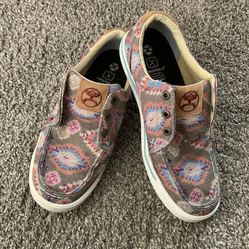 Woman’s twisted-X shoes. Size 6 1/2